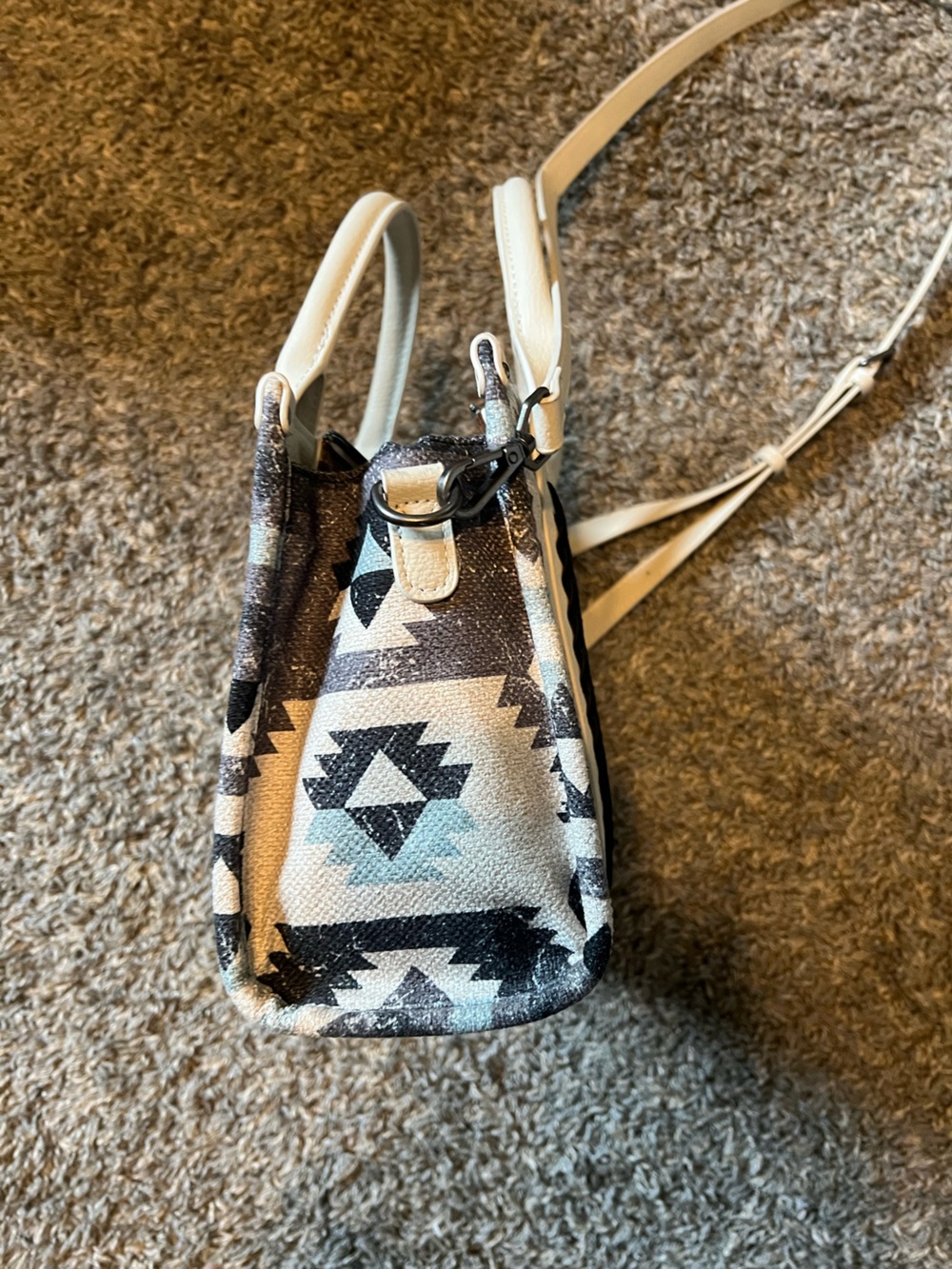 Wrangler Concealed Purse in an Aztec/Geometric Print Crossbody - Picture 4 of 9